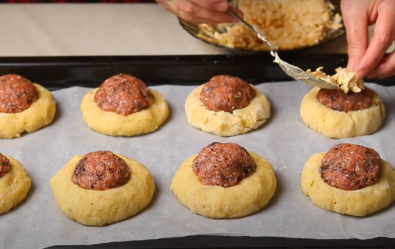 Такого ви ще не готували! Рецепт картопляних ватрушок з м'ясом, які вразять навіть вибагливих